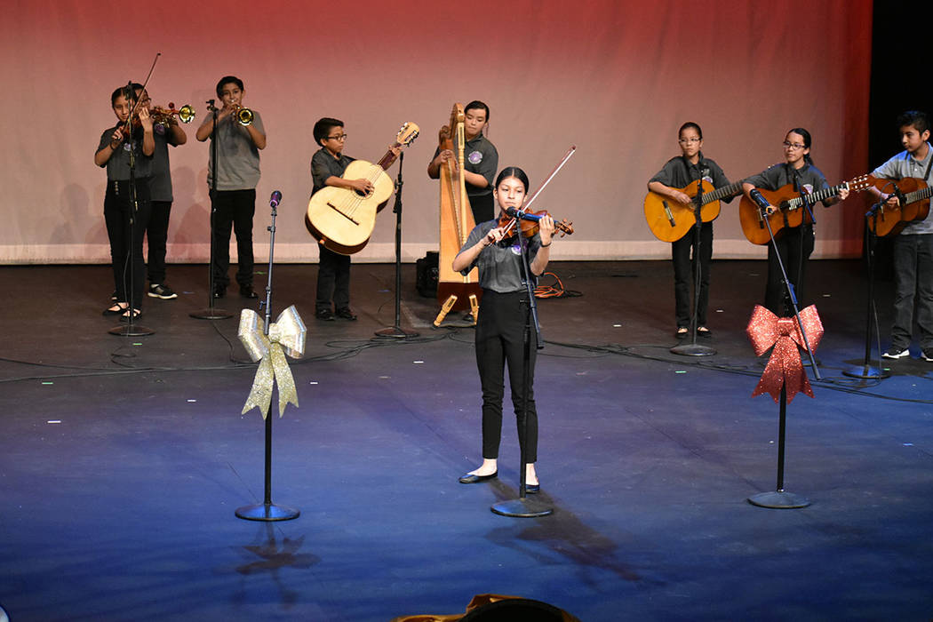 Mariachi Los Polluelos fueron los encargados de abrir el concierto. Viernes 6 de diciembre de 2 ...
