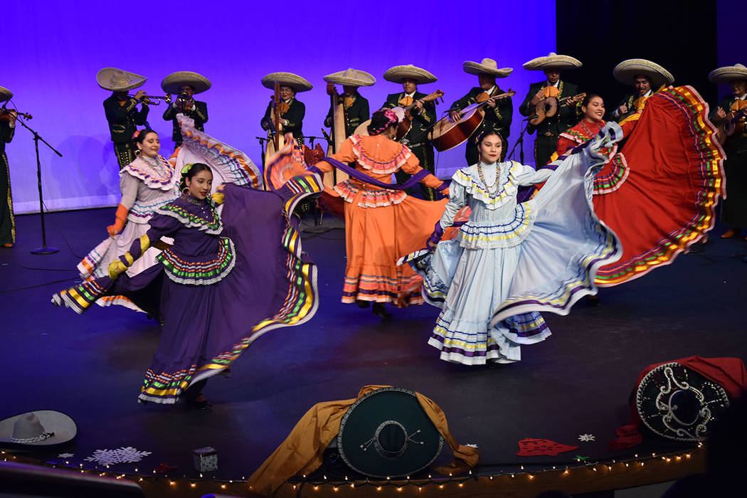 Mariachi Oro y Ballet Folklórico Sol De Rancho ofrecieron una presentación conjunta para cerr ...