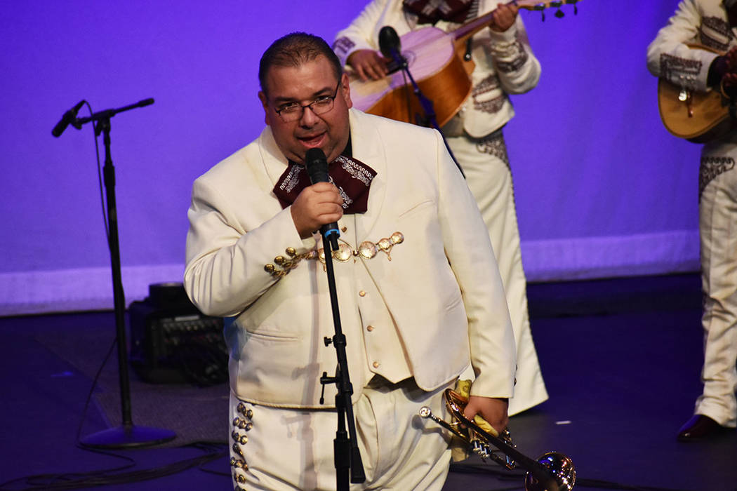 El profesor del Mariachi Del Valley, Noé Ramos, dedicó el concierto a los cuatro grupos del C ...