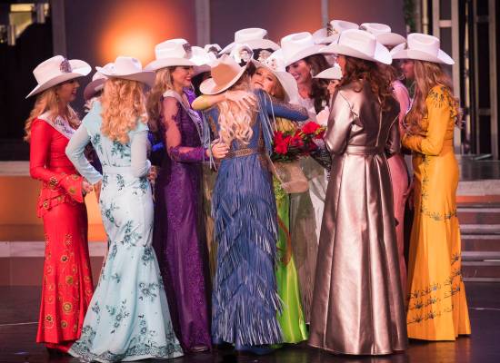 Miss Rodeo South Dakota, Jordan Tierney, rodeada de otras concursantes después de ganar Miss R ...