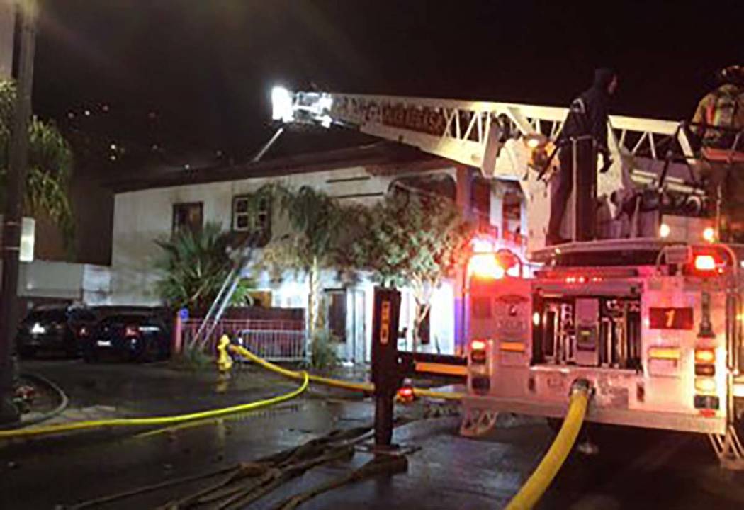 Bomberos luchan contra un incendio de dos alarmas en un edificio vacío en 307 S. Main St. a pr ...