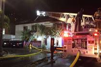 Bomberos luchan contra un incendio de dos alarmas en un edificio vacío en 307 S. Main St. a pr ...