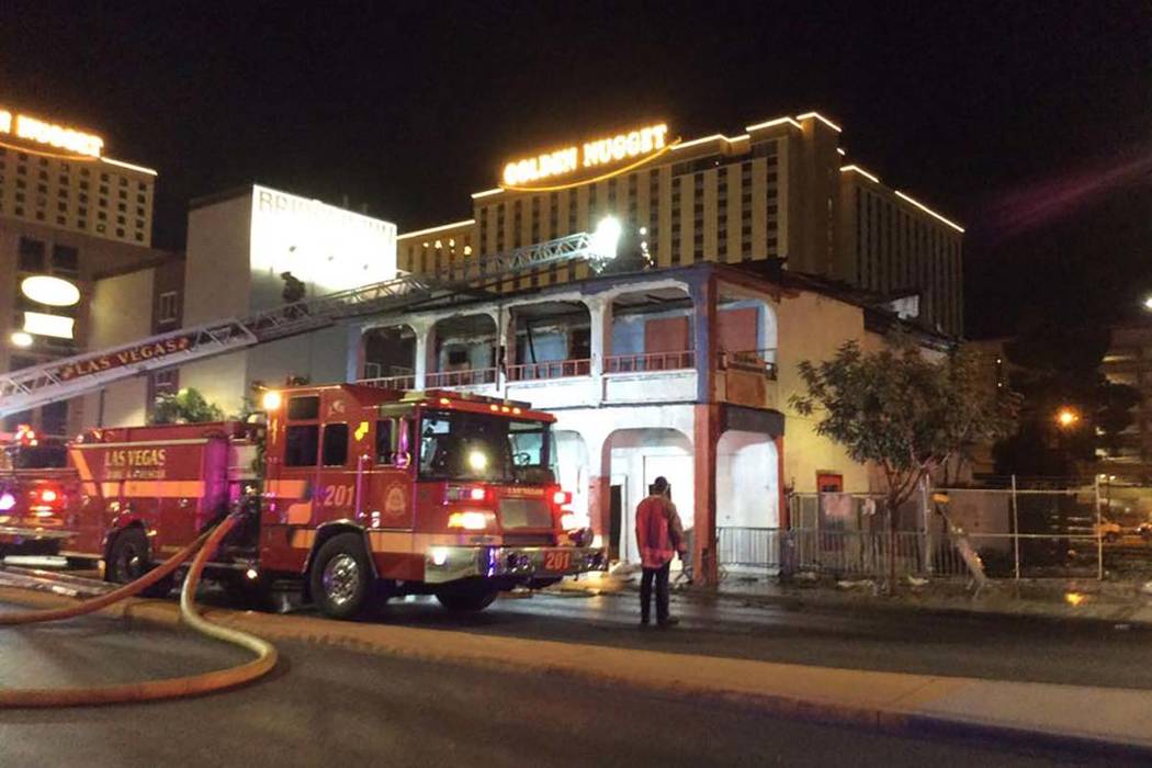 Bomberos luchan contra un incendio de dos alarmas en un edificio vacío en 307 S. Main St. a pr ...