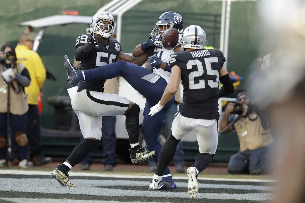 Jonnu Smith, centro, tight end de los Titans de Tennessee, recibe un pase para touchdown entre ...