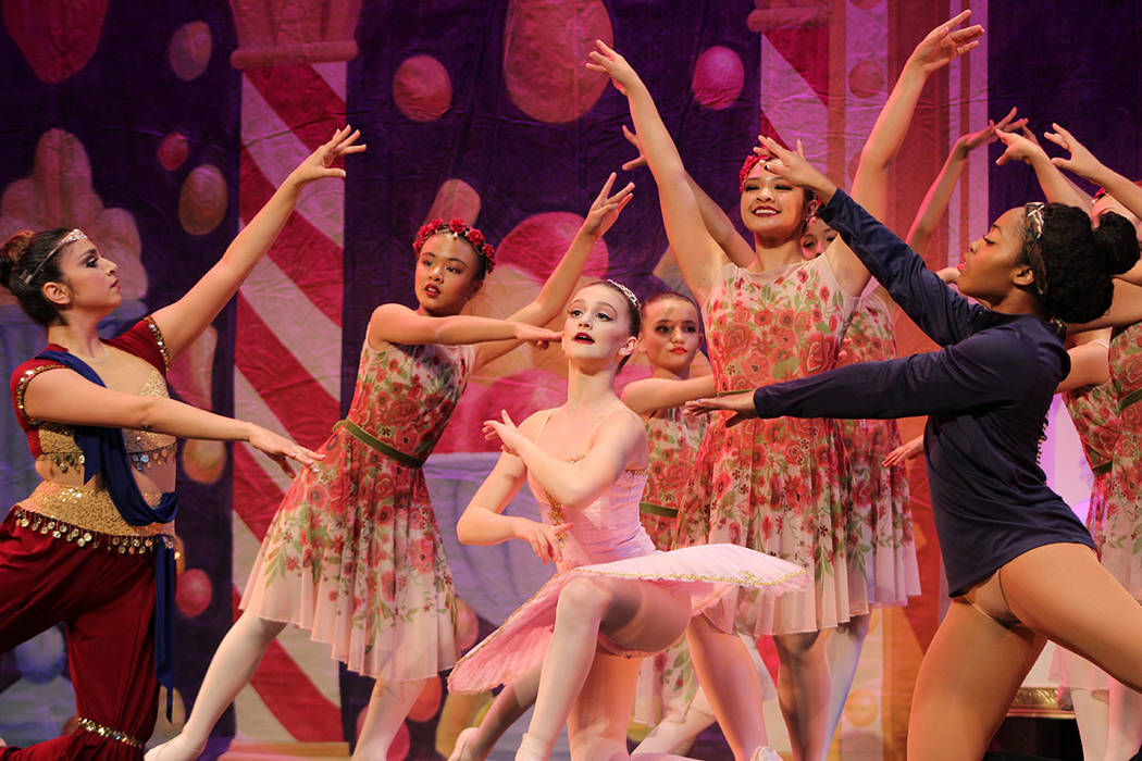 La Bailarina y sus compañeras, estudian danza con la familia Jordance. Jueves 5 de diciembre d ...