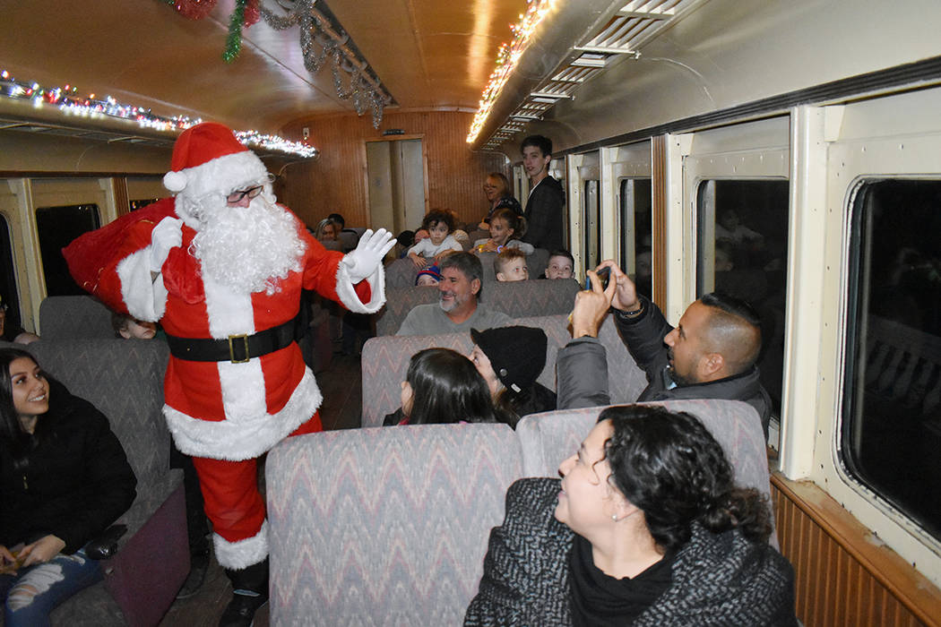 Santa Claus y su distinguida esposa saludaron a los pasajeros del Christmas Express. Sábado 7 ...