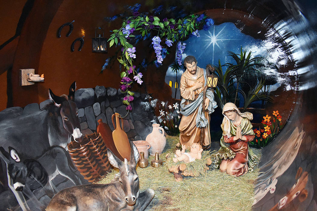 Nacimientos y ornamentos típicos de la temporada, adornaron la travesía del tren Christmas Ex ...