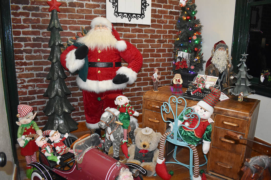 Nacimientos y ornamentos típicos de la temporada, adornaron la travesía del tren Christmas Ex ...