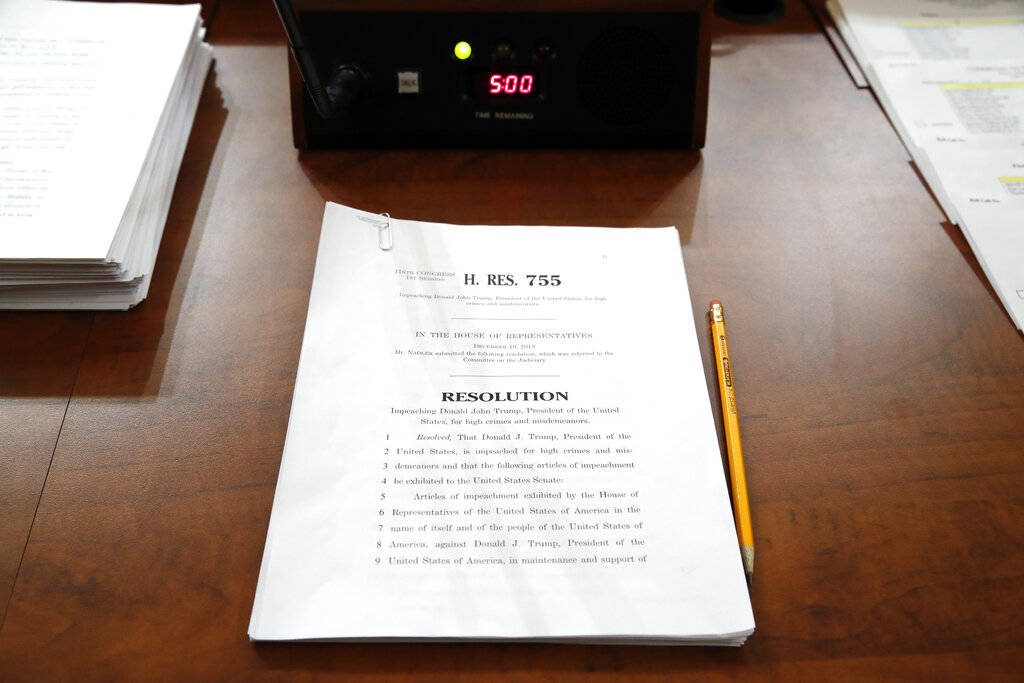 Una copia de la Resolución 755 de la Cámara de Representantes en un escritorio para que el Co ...