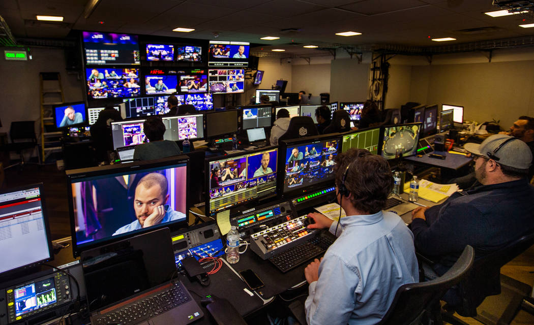 La sala de control está ocupada durante la transmisión de Poker Masters 2019 en el estudio Po ...