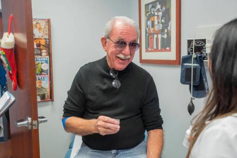 Fred Warnick, de 73 años, sostiene su medicamento, zanubrutinib, en los Centros Oncológicos I ...
