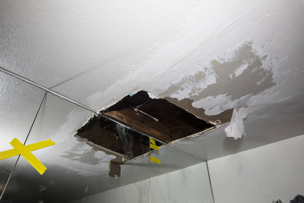 Una fuga había llevado a la formación de un agujero en el techo del dormitorio principal de l ...