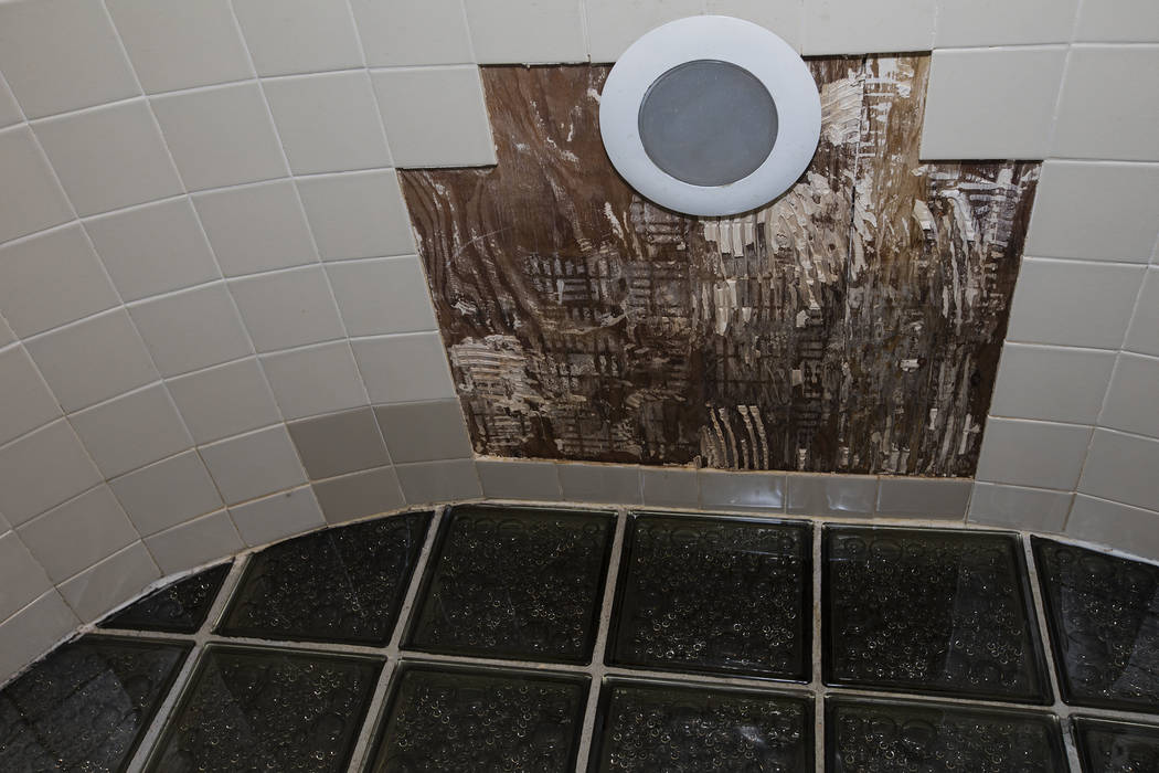 Los azulejos se han caído del techo que gotea en el baño de huéspedes de la casa de alquiler ...