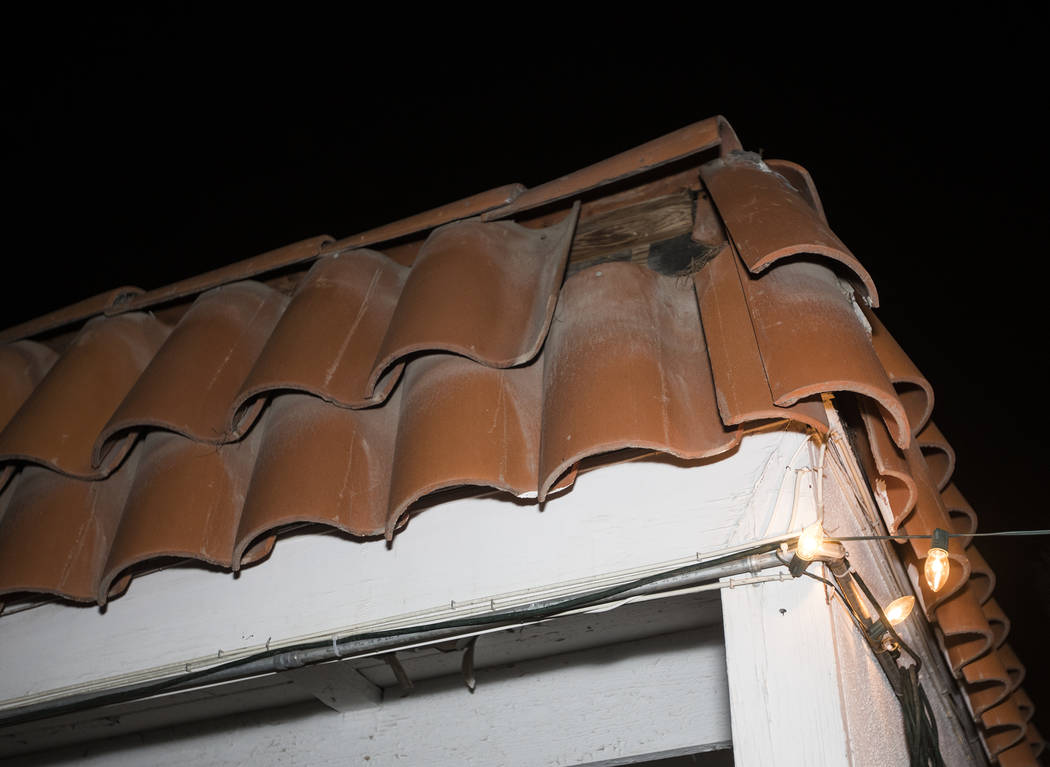 John y Mary Bodimer dicen que las tejas se han caído del techo de su casa de alquiler en Las V ...