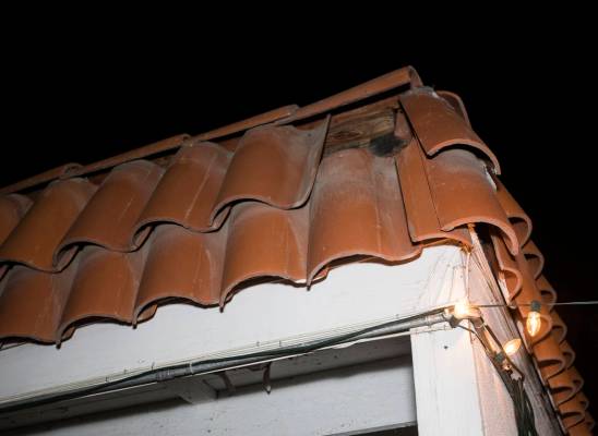 John y Mary Bodimer dicen que las tejas se han caído del techo de su casa de alquiler en Las V ...