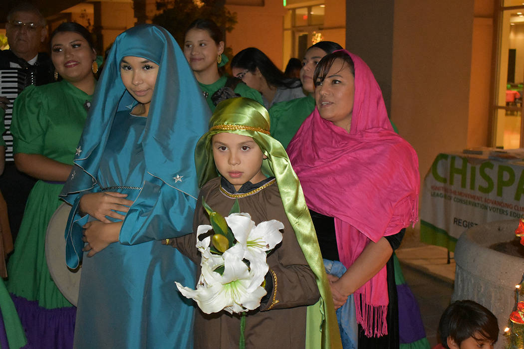 Las Posadas son una tradición que recuerda el peregrinaje de María y José en la víspera de ...