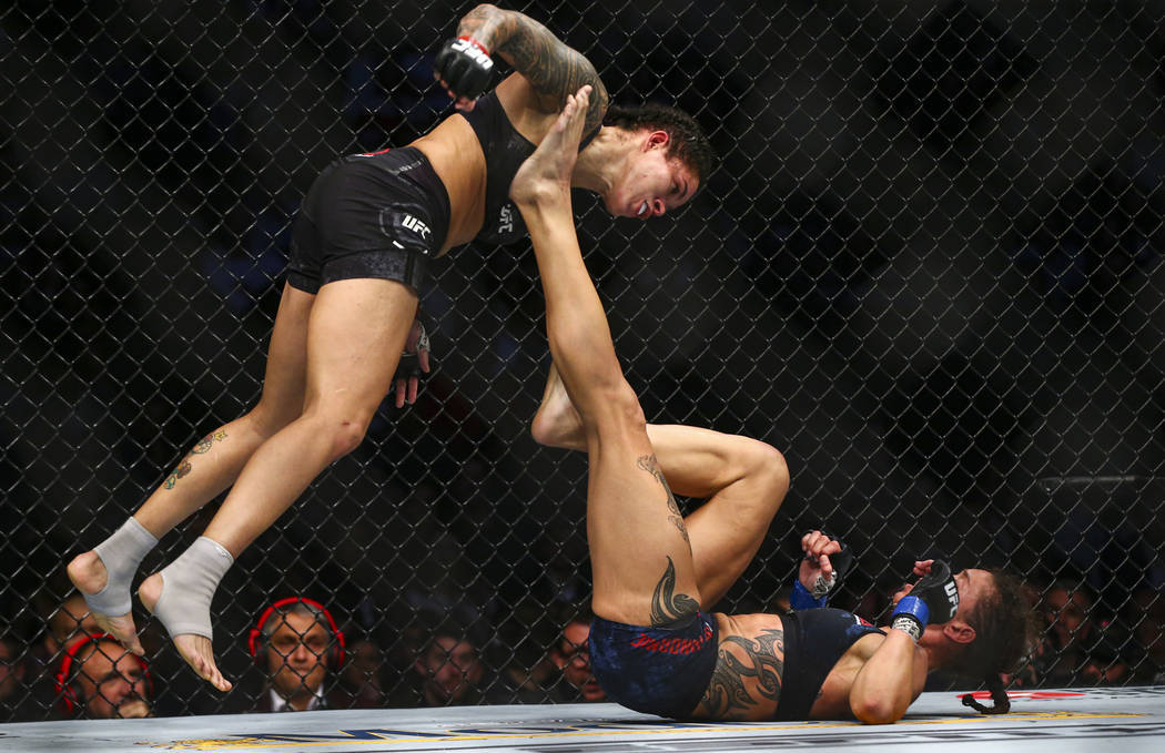 Amanda Nunes, izquierda, pelea contra Germaine de Randamie durante su pelea por el título de P ...
