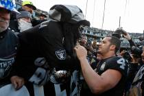 El mariscal de campo de los Oakland Raiders, Derek Carr (4), es recibido por Gorilla Rilla en " ...