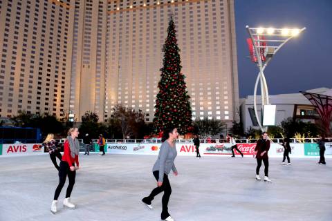 Los patinadores disfrutan de la pista de hielo instalada en Toshiba Plaza durante la primera ce ...