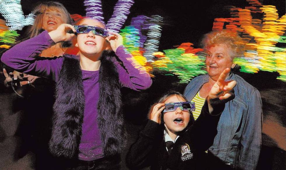 Sienna Tobler, de 10 años, izquierda, y Katie Kriey, de 7, usan anteojos 3D para admirar las l ...