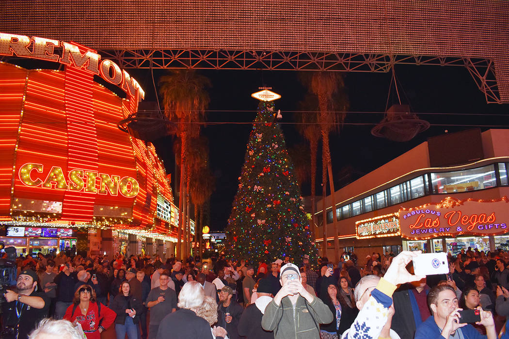 Dio inicio la temporada navideña con la ceremonia anual de iluminación del árbol de Navidad ...