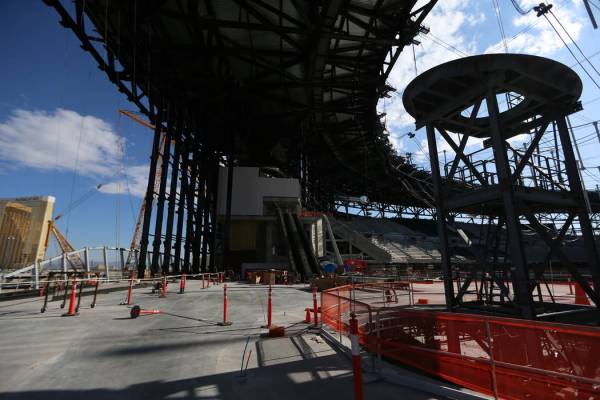 Construcción de la antorcha conmemorativa para Al Davis en el Estadio Raiders Allegiant en Las ...