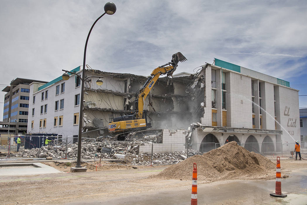 El trabajo de demolición continúa en el hotel El Cid en el centro de Las Vegas el martes, 11 ...