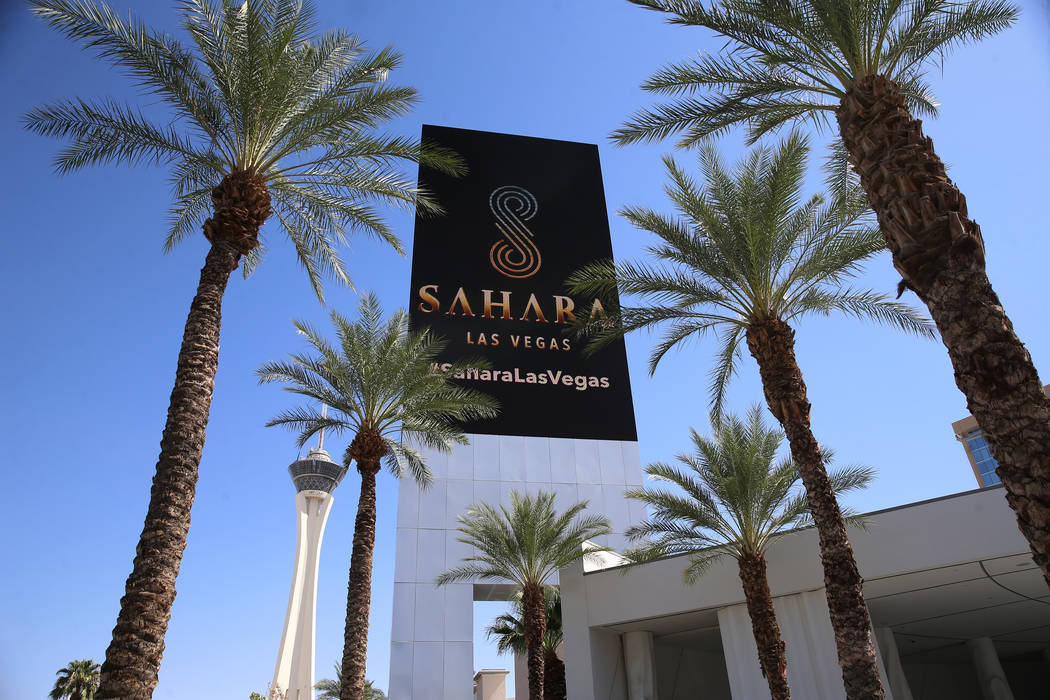 Una pantalla muestra la nueva marca del hotel-casino Sahara Las Vegas, anteriormente SLS Las Ve ...