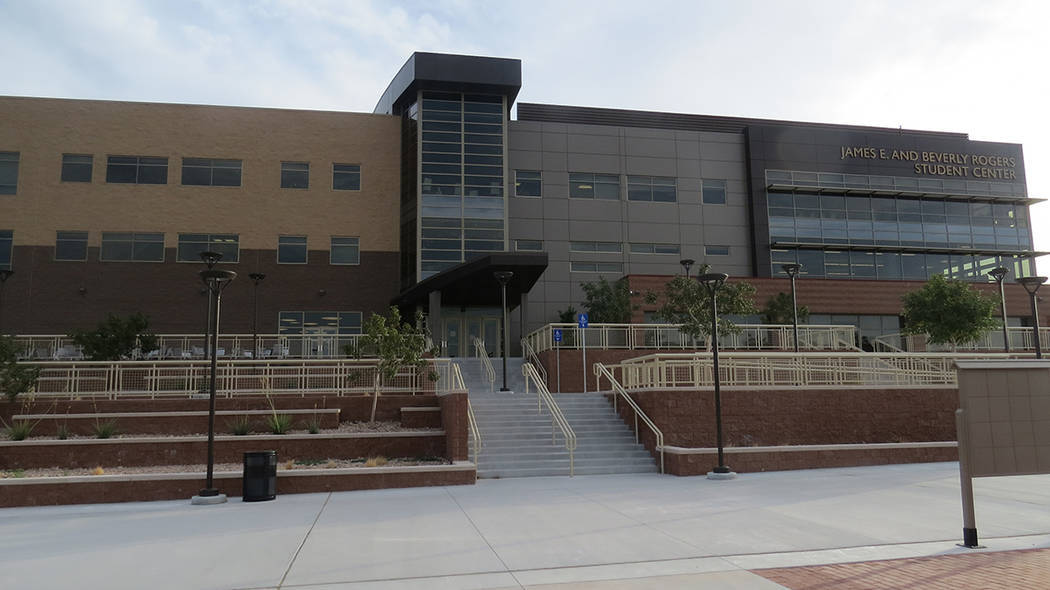 Nevada State College cuenta con distintos recursos financieros para ayudar a estudiantes que pr ...