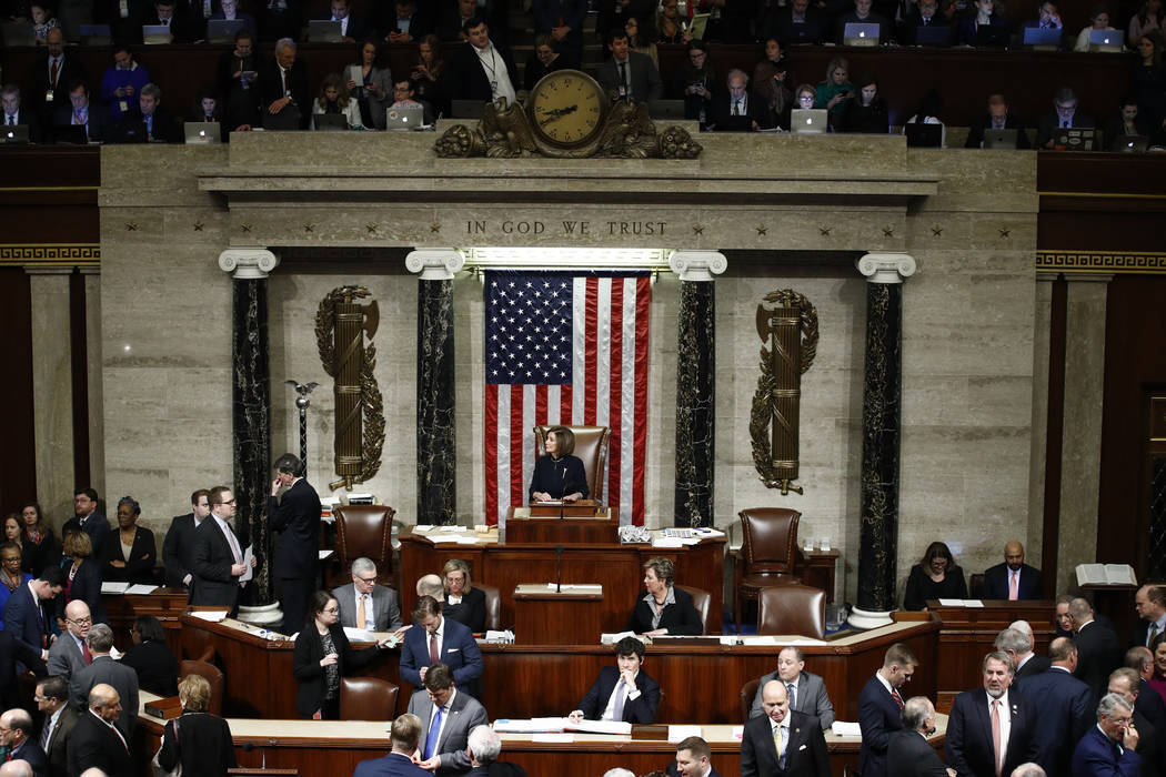 La presidenta de la Cámara de Representantes, Nancy Pelosi, habla durante la votación de los ...
