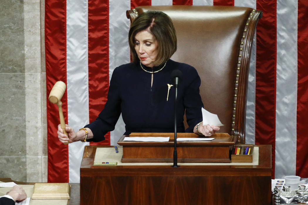 La presidenta de la Cámara de Representantes, Nancy Pelosi, habla durante la votación de los ...
