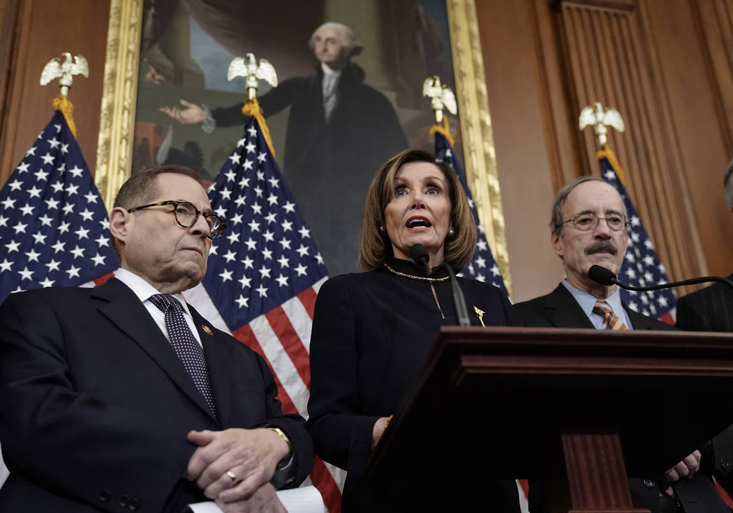 La presidenta de la Cámara de Representantes, Nancy Pelosi, demócrata por California, flanque ...