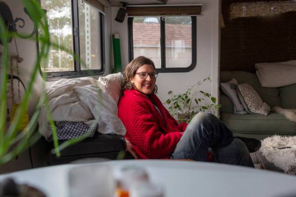 La víctima de cáncer Lisa Bernauer, habla sobre su viaje contra la enfermedad en su casa de L ...