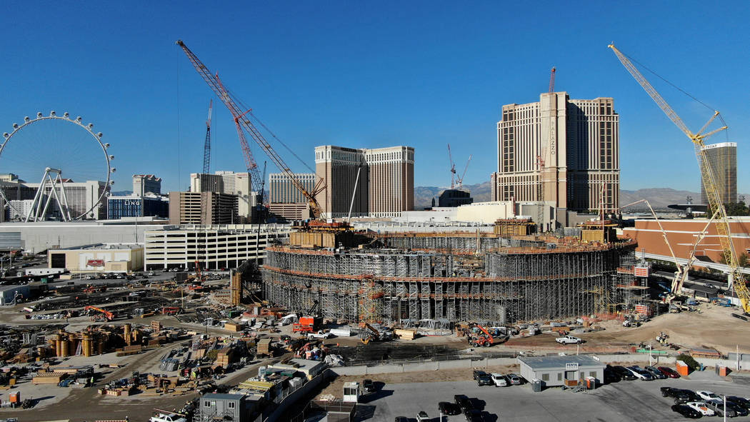 Una vista aérea de la Esfera del Madison Square Garden en construcción junto al Sands Expo Co ...