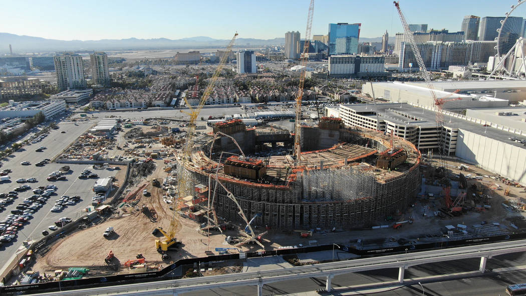 Una vista aérea de la Esfera del Madison Square Garden en construcción junto al Sands Expo Co ...