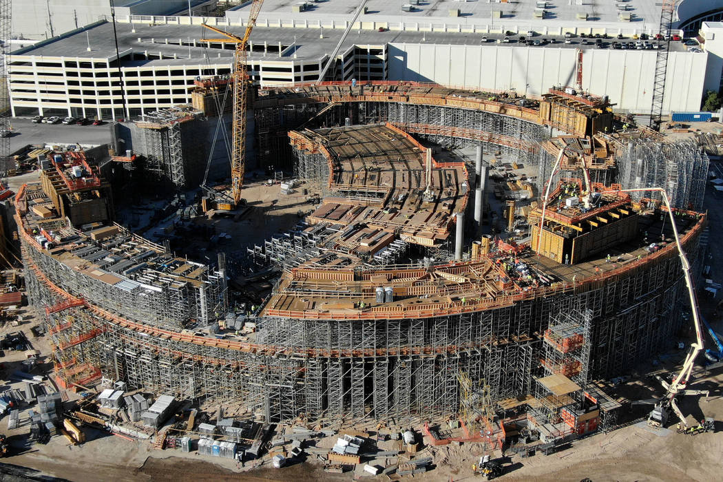 Una vista aérea de la Esfera del Madison Square Garden en construcción junto al Sands Expo Co ...