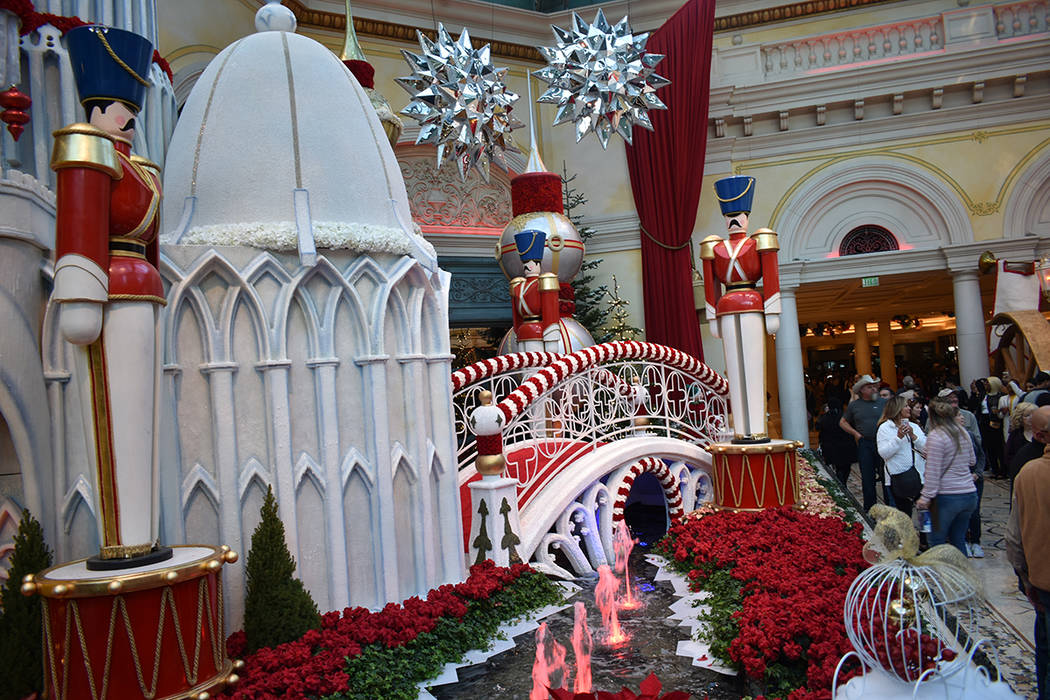 El Conservatorio del Bellagio ofrece una decoración de Navidad que incluye figuras a gran esca ...