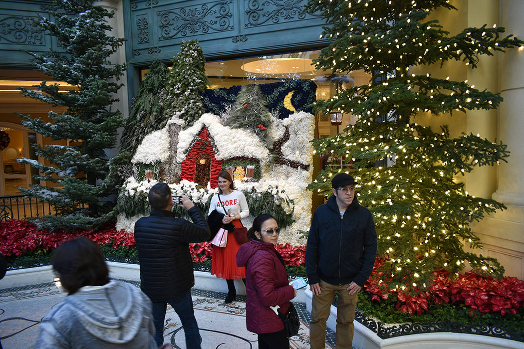 El Conservatorio del Bellagio ofrece una decoración de Navidad que incluye figuras a gran esca ...