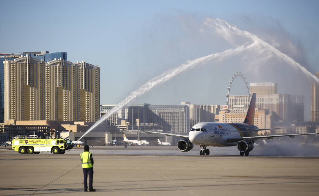 Un vuelo de Allegiant desde San Antonio se dirige a la puerta de embarque después de ser recib ...