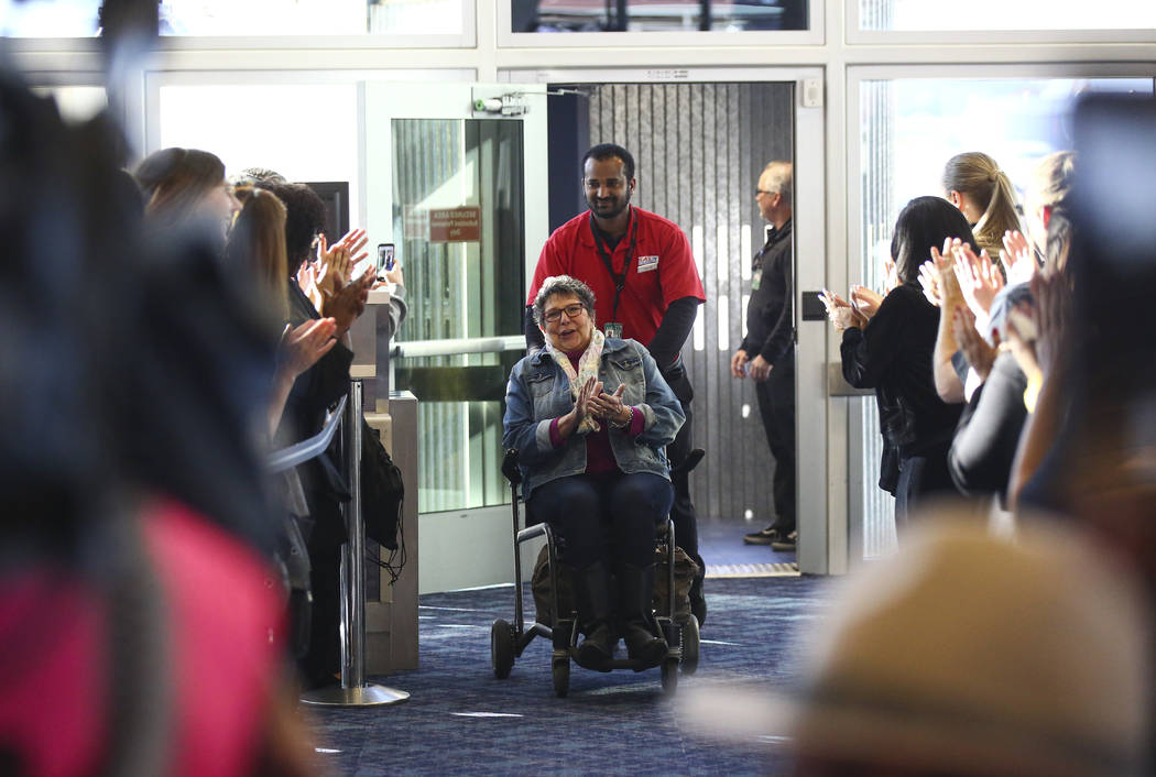 Los pasajeros de un vuelo de Allegiant desde San Antonio fueron recibidos con fanfarria durante ...