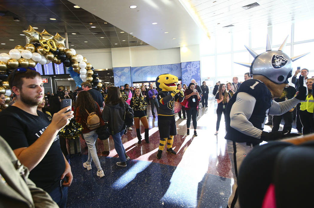 La mascota de los Golden Knights, Chance, y la mascota de los Raiders, Raider Rusher, dan la bi ...