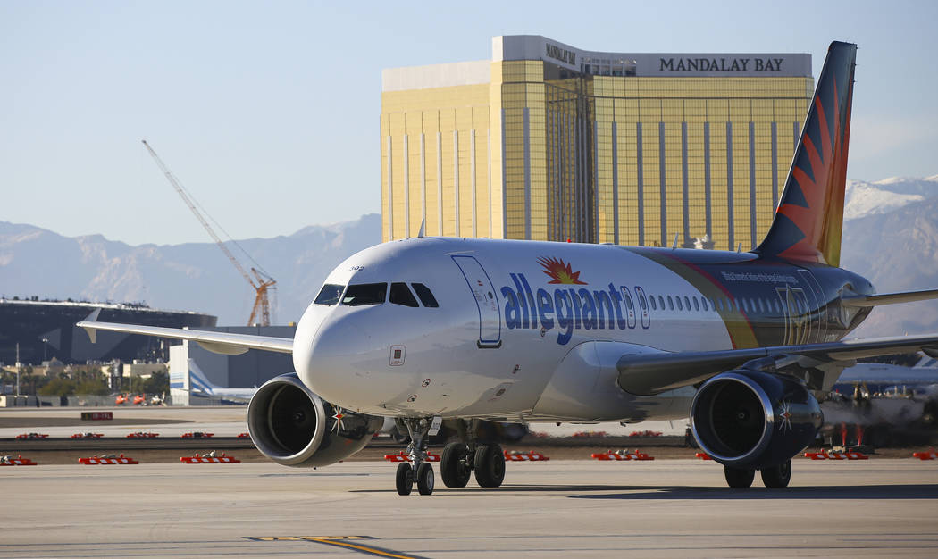 Un vuelo de Allegiant desde San Antonio se dirige a la puerta de embarque después de ser recib ...