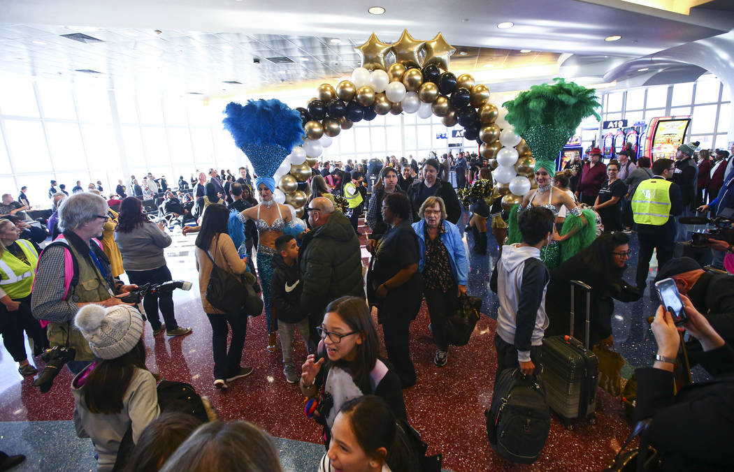 Los pasajeros de un vuelo de Allegiant desde San Antonio fueron recibidos con fanfarria durante ...