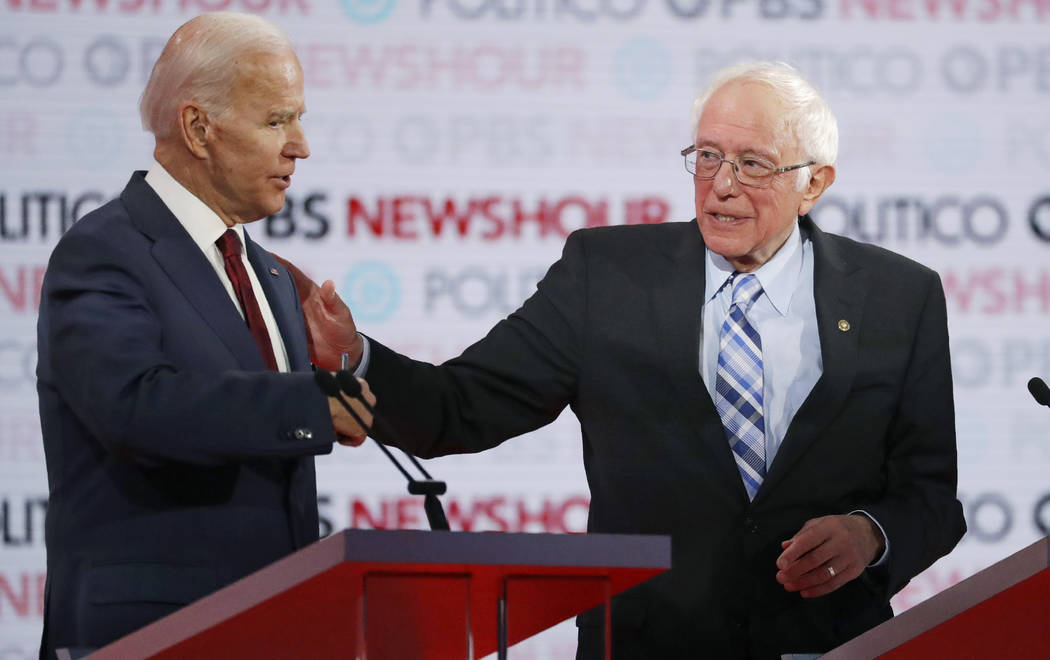 Los candidatos presidenciales demócratas, el ex vicepresidente Joe Biden (izquierda) y el sena ...