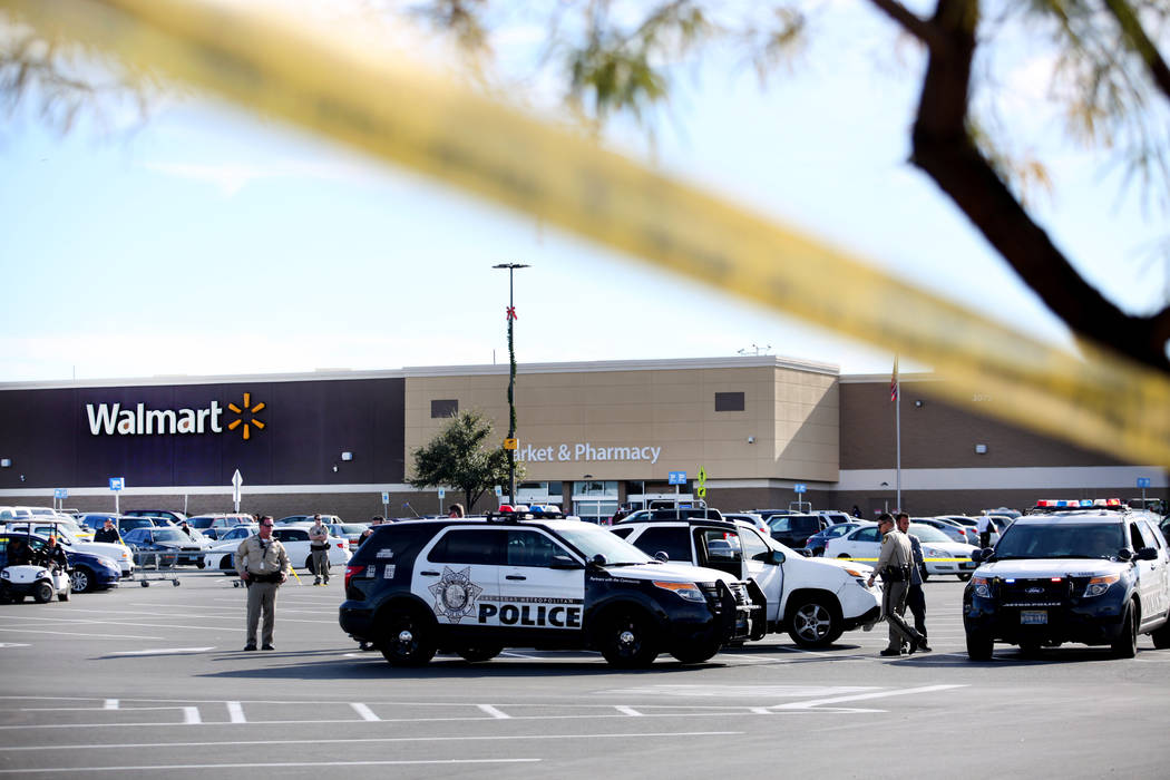 La policía bloquea un estacionamiento cerca de un Walmart Supercenter en la cuadra 3000 de Eas ...