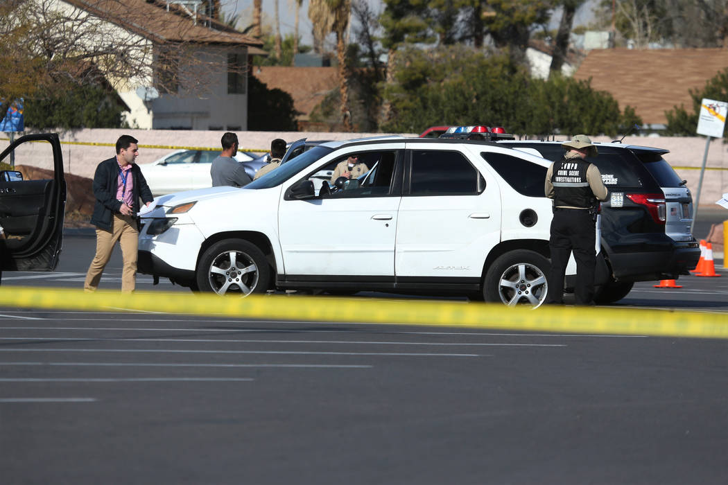 La policía investiga un tiroteo en un estacionamiento de Walmart cerca de East Tropicana Avenu ...