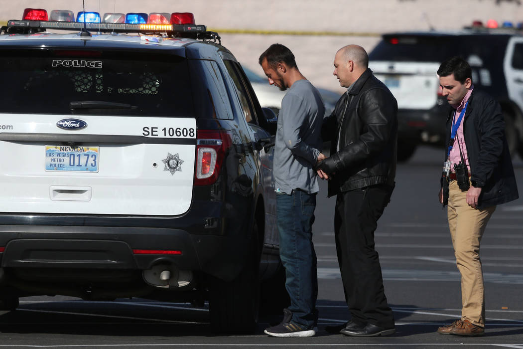 Una persona es detenida en el lugar de un tiroteo en el Tropicana Centre, en la cuadra 3000 de ...