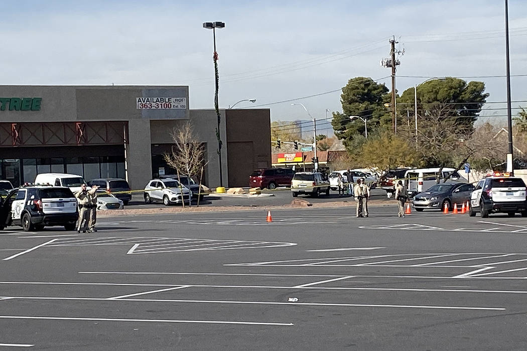 La policía investiga un tiroteo en un estacionamiento de Walmart cerca de East Tropicana Avenu ...