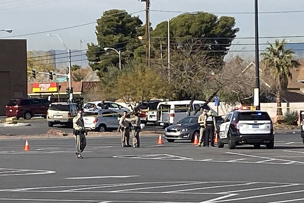 La policía investiga un tiroteo en un estacionamiento de Walmart cerca de East Tropicana Avenu ...