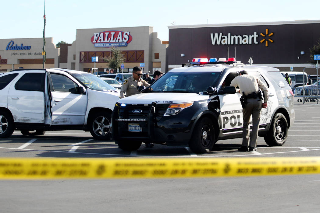 La policía bloquea un estacionamiento cerca de un Walmart Supercenter en la cuadra 3000 de Eas ...